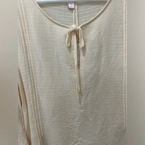NWT π LC Lauren Conrad Cream Flutter Sleeve Top π - Picture 2 of 4